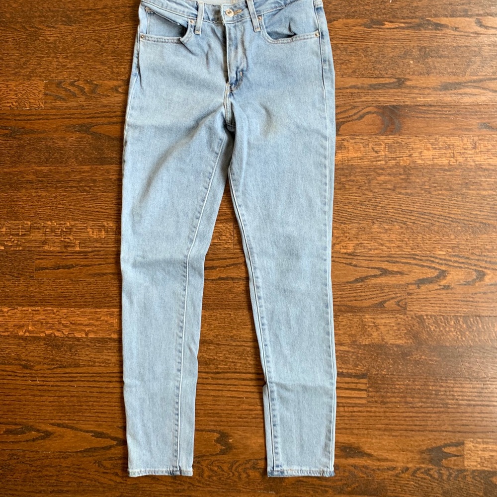Levi’s 721 skinny light wash jeans, size 26